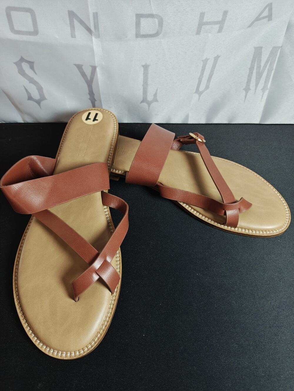 CUSHIONAIRE $60 Women's 11 Laws Flat Sandals Brown New Blems